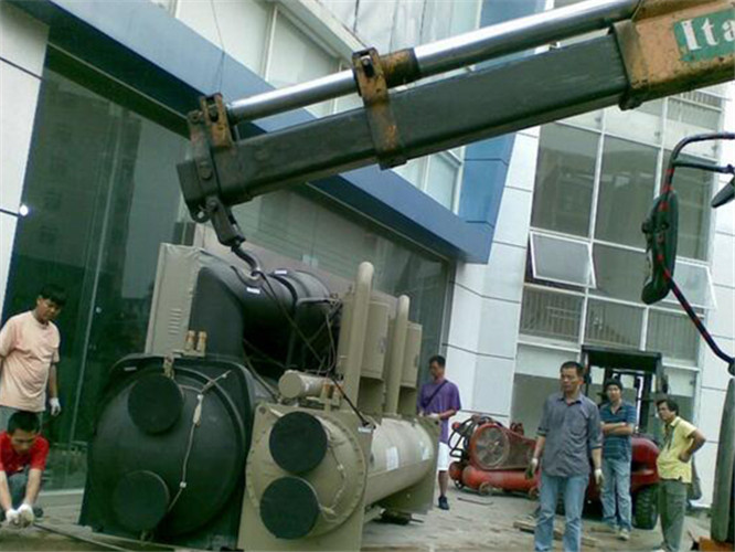 五指山市随车吊和汽车吊的核心区别是什么？哪种更省钱？