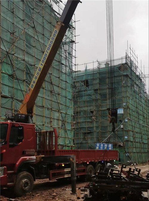 五指山市“慢工细活”—— 吊车的 “微动控制” 技术